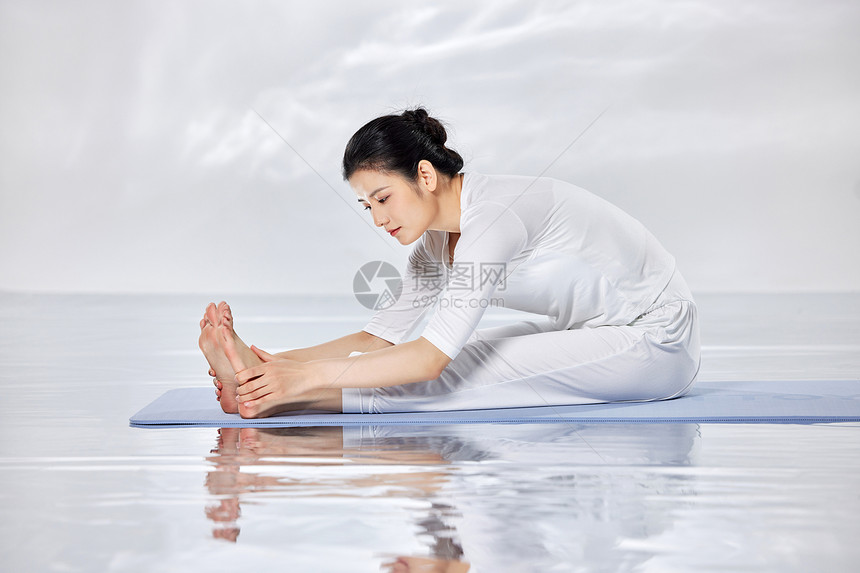 禅意水面上做瑜伽锻炼的女性图片