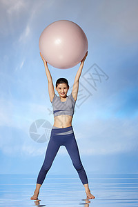 使用瑜伽球锻炼身体的女性图片