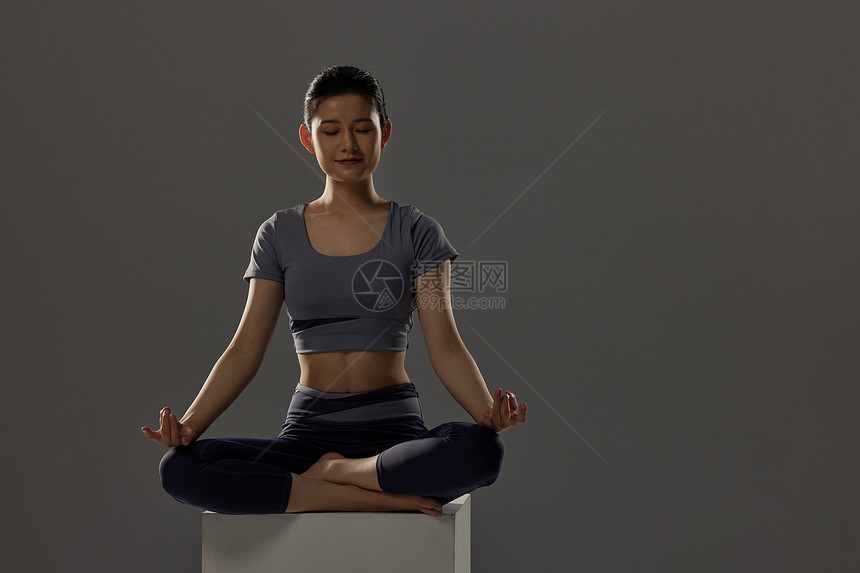 做瑜伽锻炼冥想的女性图片