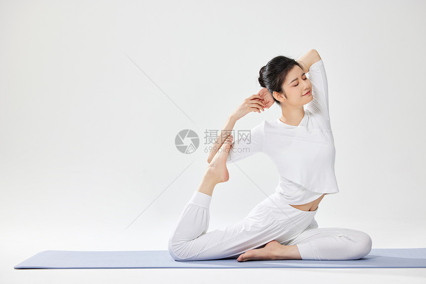 女性瑜伽锻炼动作图片