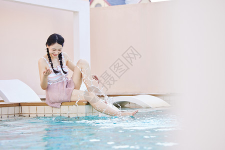 美女泳池度假玩水泳衣高清图片素材