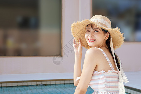 夏天游泳美女夏日美女泳池边度假背景