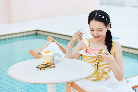 美女在吃蛋糕在泳池边休息吃甜品的美女背景