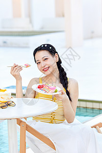 美女在吃蛋糕在泳池边休息享用甜品的美女背景