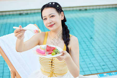 在泳池边手拿甜品的美女夏日高清图片素材
