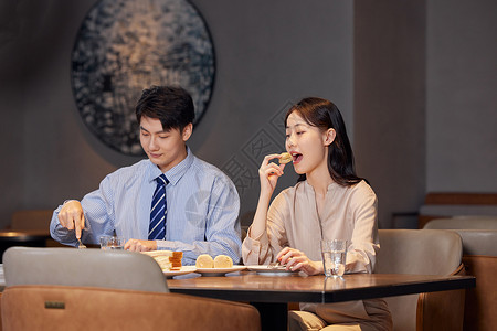 酒店餐厅享受美食的职场白领图片