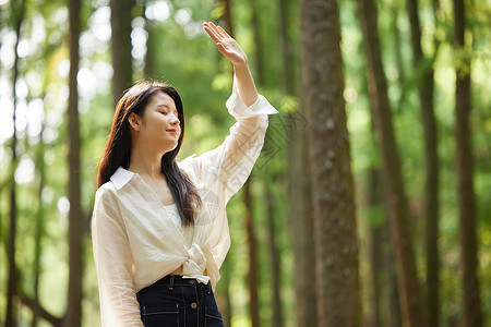 初秋女装促销初秋美女森林休闲散步背景