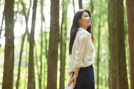 初秋女装美女在森林休闲散步背景