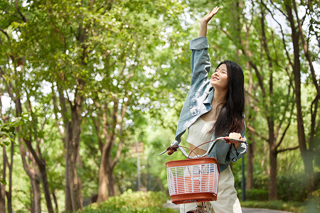 女生骑行女青年户外骑行背景