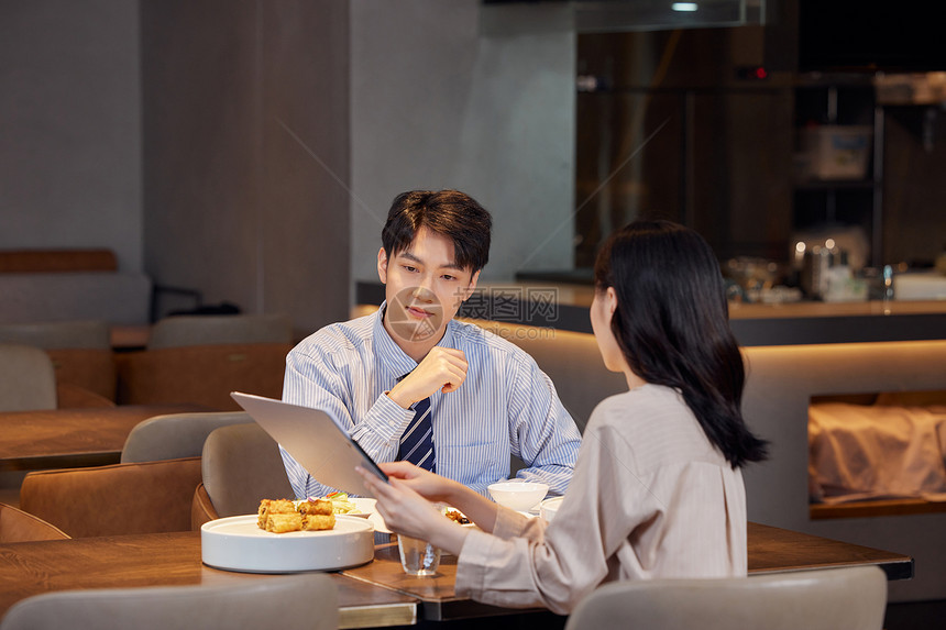 商务人士在酒店餐厅洽谈合作图片