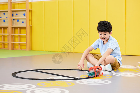 男孩玩玩具轨道火车图片