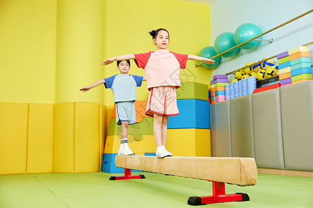 体能锻炼练习平衡木的儿童背景