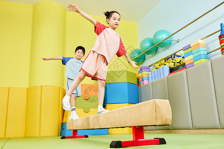儿童体能素质【精】儿童素质训练练习平衡木背景