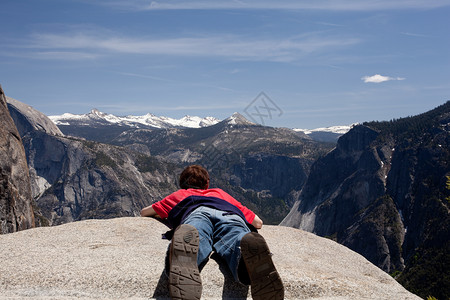 Yosemite山顶的男远足者俯图片