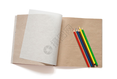 以空白页和彩色铅笔开张的草图手册图片