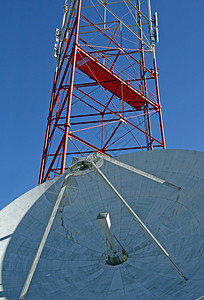 一个卫星天线和无线电塔在图片
