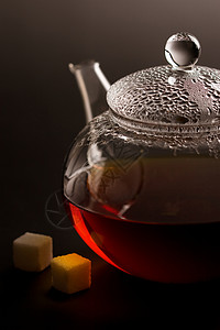 有红茶和糖的透明茶壶图片