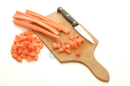 切块和切块的胡萝卜和白色背景图片