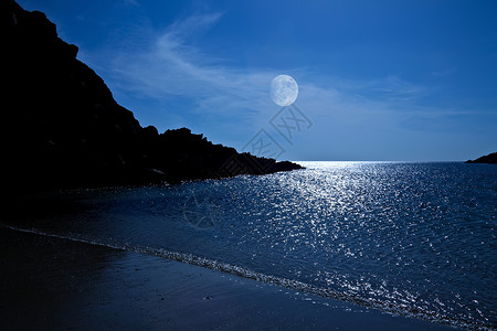 月亮升起的月亮从美丽的海湾里图片
