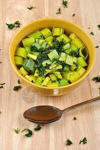 有机健康的欧芹韭菜汤图片