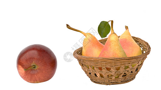 篮子里的三个梨和红苹果图片