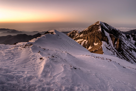山地风景黄昏日落之夜的雪浪图片