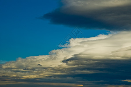 怀俄明州杰克逊霍尔的深蓝色天空上飘浮着斯图片