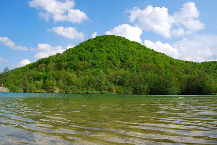 德国南部山丘的山湖图片
