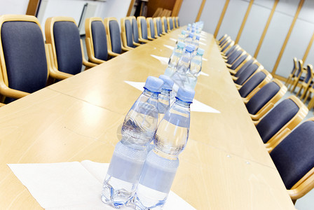 会议室的瓶装水图片
