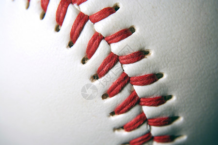 带有红色缝线的白色棒球宏图片
