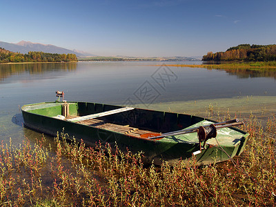 湖边的小划艇图片