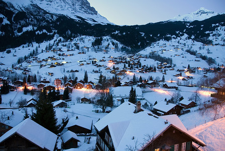 美丽的瑞士高山村庄Grind图片