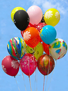 蓝色天空背景的多彩庆祝或生日派对气球组图片