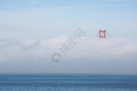 金门大桥塔在清晨雾中达到顶峰美国加州旧金山市的圣图片