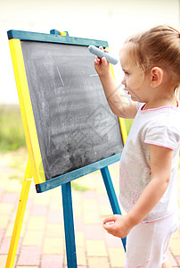 孩子在黑板上用粉笔画图片