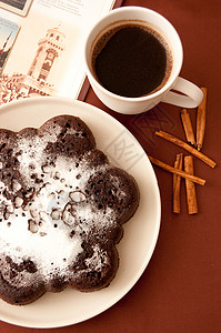 巧克力蛋糕加冰糖和棕色桌图片
