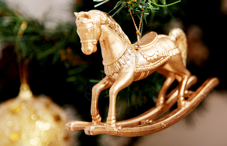 圣诞树上的金马装饰品圣诞形象图片