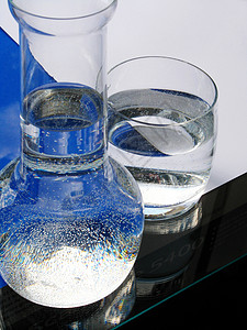 玻璃瓶和一杯水图片