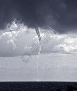 黑海上的龙卷风图片