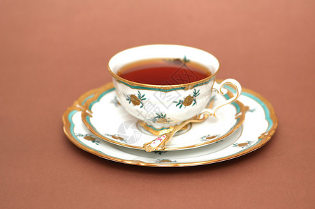 杯红茶碟子和勺子图片