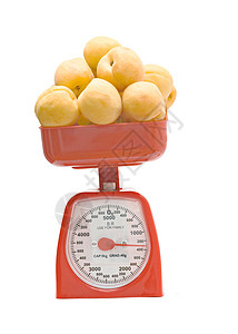称重杏子的红色厨房秤背景图片
