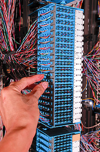 网络中枢和接线电缆在数据中心连接到服务图片