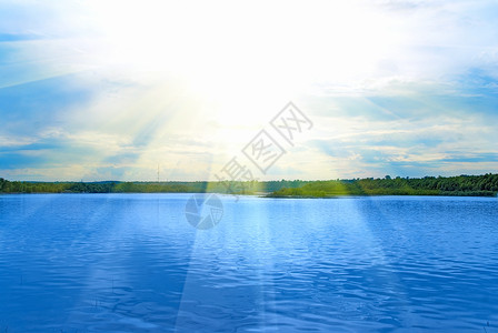 湖绿地阳光蓝天图片