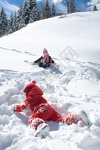 小女孩在雪地上玩耍图片