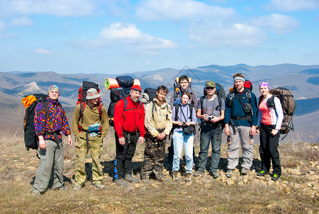 徒步旅行者组在山峰上图片
