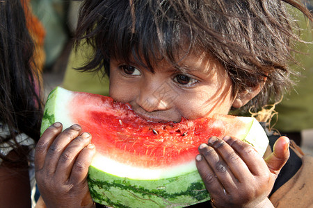 一个来自印度的饥饿贫穷女孩正图片