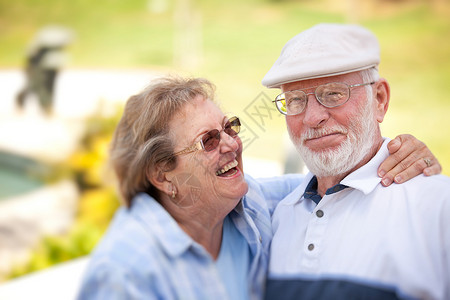 快乐的老夫妇在公图片