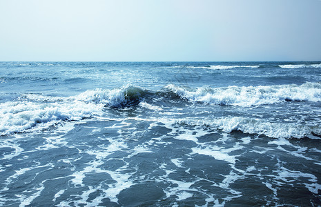 带移动波浪的海洋水平相片Dramati图片