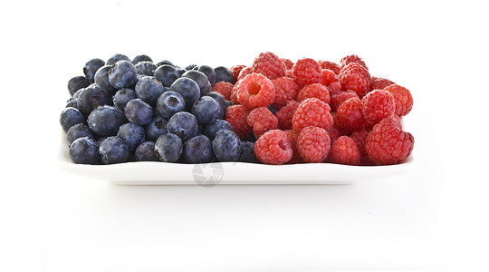 蓝莓和覆盆子在盘子里图片