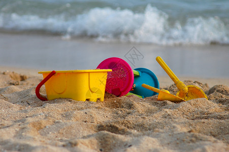 儿童沙滩玩具在沙滩图片